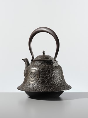 FUJITA TAKAYASU: A VERY LARGE (42.5 CM) IRON NAMBU TEKKI YONEZAWA FUJI-SHAPED TETSUBIN (TEA KETTLE) WITH MARU NI MOKKO MON