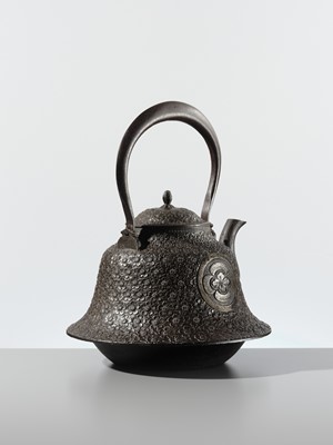 FUJITA TAKAYASU: A VERY LARGE (42.5 CM) IRON NAMBU TEKKI YONEZAWA FUJI-SHAPED TETSUBIN (TEA KETTLE) WITH MARU NI MOKKO MON