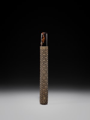 Lot 56 - KO: A FINE ANTLER AND UMIMATSU ‘BROCADE PATTERN’ KISERUZUTSU (PIPE CASE)