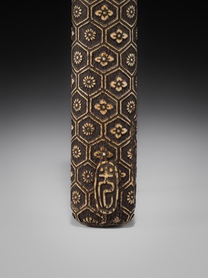 Lot 56 - KO: A FINE ANTLER AND UMIMATSU ‘BROCADE PATTERN’ KISERUZUTSU (PIPE CASE)