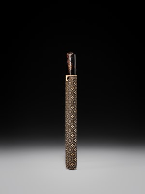 Lot 56 - KO: A FINE ANTLER AND UMIMATSU ‘BROCADE PATTERN’ KISERUZUTSU (PIPE CASE)