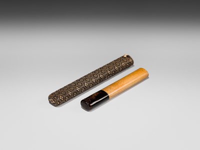 Lot 56 - KO: A FINE ANTLER AND UMIMATSU ‘BROCADE PATTERN’ KISERUZUTSU (PIPE CASE)