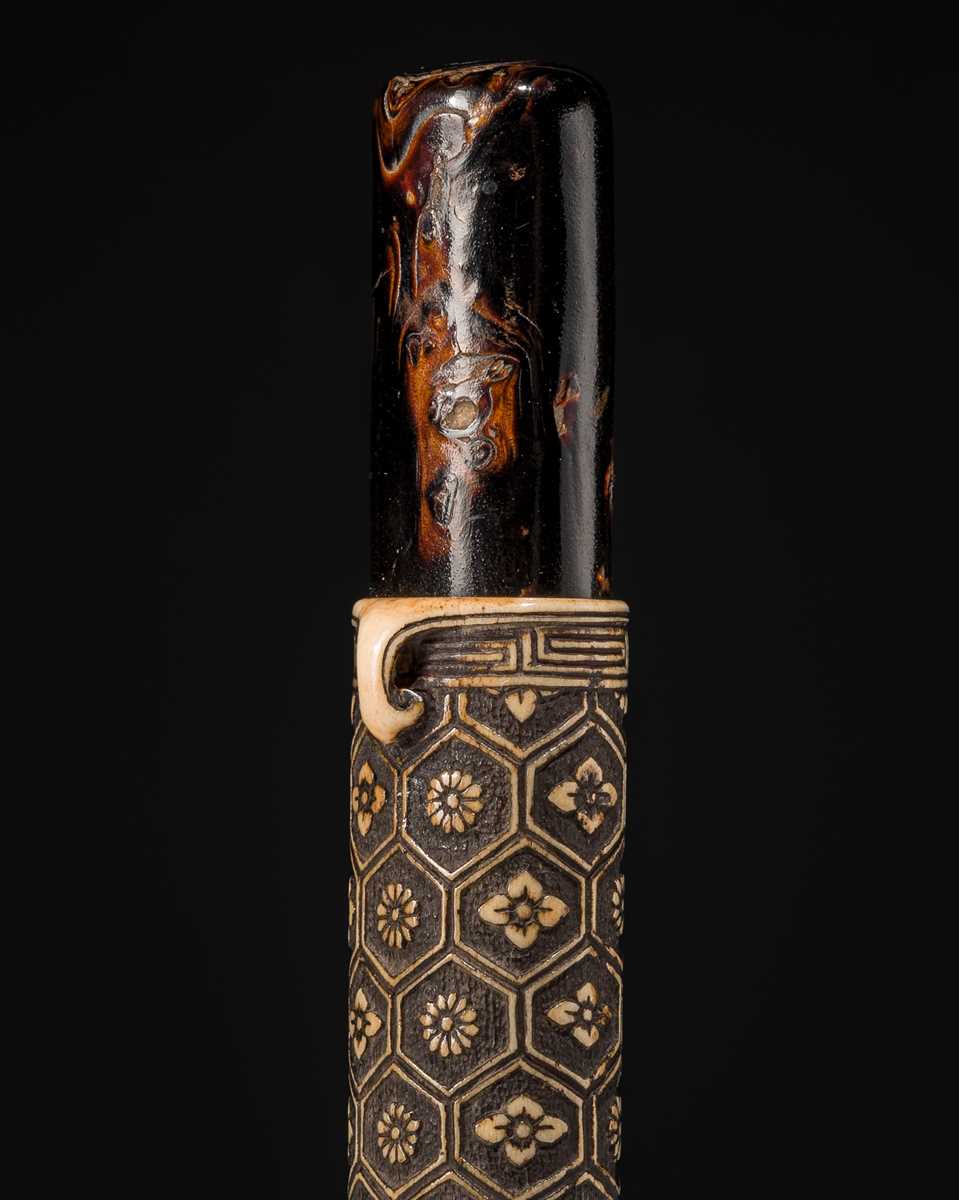 Lot 56 - KO: A FINE ANTLER AND UMIMATSU ‘BROCADE PATTERN’ KISERUZUTSU (PIPE CASE)