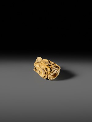 Lot 113 - A VERY RARE CORAL INLAID IVORY NETSUKE OF A SEVERED DRAGON HEAD