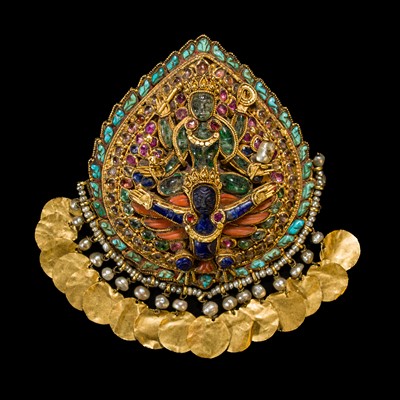 Lot 290 - A GEM- AND HARDSTONE-INLAID GOLD ‘VISHNU ON GARUDA’ DEITY ORNAMENT, NEPAL, 18TH-19TH CENTURY