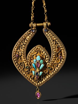 Lot 7 - A GEM- AND HARDSTONE-INLAID GOLD ‘VISHNU ON GARUDA’ DEITY EARRING, NEPAL, 17TH-18TH CENTURY