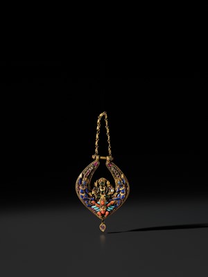 Lot 7 - A GEM- AND HARDSTONE-INLAID GOLD ‘VISHNU ON GARUDA’ DEITY EARRING, NEPAL, 17TH-18TH CENTURY