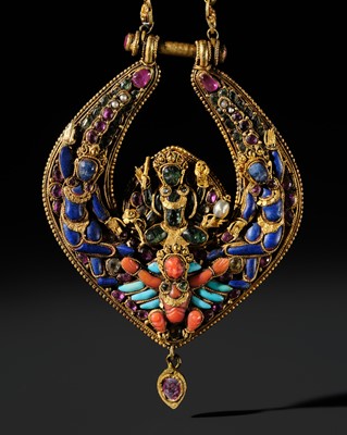 Lot 7 - A GEM- AND HARDSTONE-INLAID GOLD ‘VISHNU ON GARUDA’ DEITY EARRING, NEPAL, 17TH-18TH CENTURY