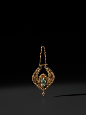 Lot 7 - A GEM- AND HARDSTONE-INLAID GOLD ‘VISHNU ON GARUDA’ DEITY EARRING, NEPAL, 17TH-18TH CENTURY