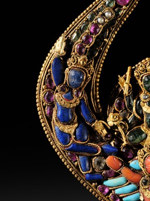 Lot 7 - A GEM- AND HARDSTONE-INLAID GOLD ‘VISHNU ON GARUDA’ DEITY EARRING, NEPAL, 17TH-18TH CENTURY