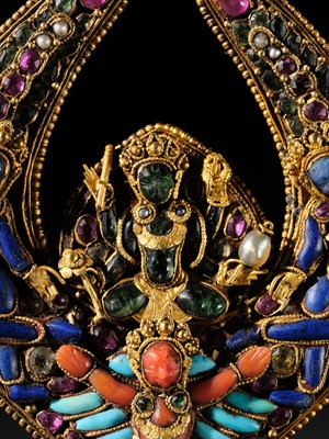 Lot 7 - A GEM- AND HARDSTONE-INLAID GOLD ‘VISHNU ON GARUDA’ DEITY EARRING, NEPAL, 17TH-18TH CENTURY