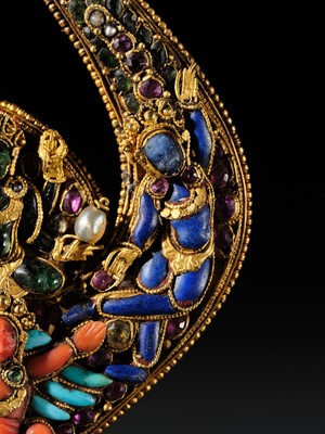 Lot 7 - A GEM- AND HARDSTONE-INLAID GOLD ‘VISHNU ON GARUDA’ DEITY EARRING, NEPAL, 17TH-18TH CENTURY