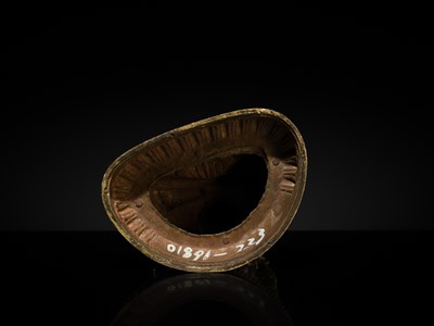 Lot 29 - A FINELY INLAID GILT-BRONZE FIGURE OF AMITAYUS, EARLY QING DYNASTY