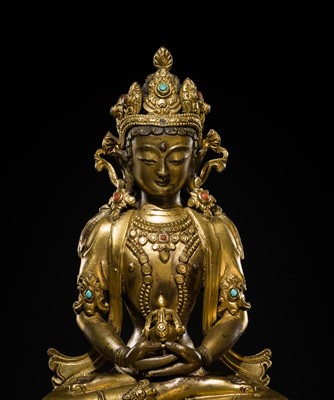 Lot 29 - A FINELY INLAID GILT-BRONZE FIGURE OF AMITAYUS, EARLY QING DYNASTY