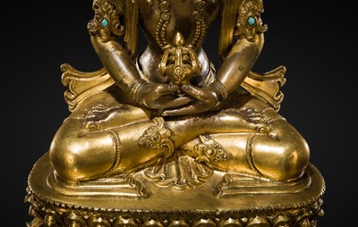 Lot 29 - A FINELY INLAID GILT-BRONZE FIGURE OF AMITAYUS, EARLY QING DYNASTY
