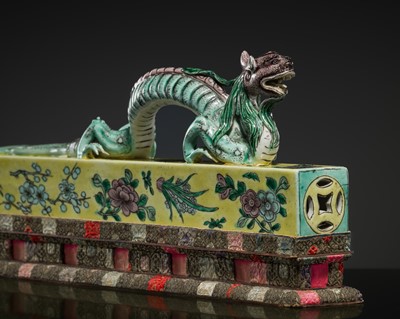 Lot 544 - A RARE FAMILLE JAUNE ‘CHILONG’ SCROLL WEIGHT, QING DYNASTY