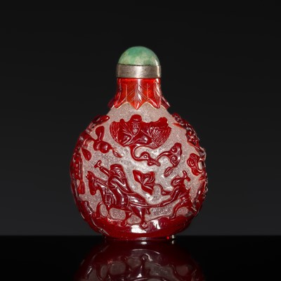 Lot 479 - A FINE RUBY-RED OVERLAY SNOWFLAKE GLASS ‘IMMORTALS’ SNUFF BOTTLE, 18TH CENTURY