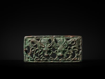 AN ORDOS ‘TWIN YAK’ BRONZE BELT PLAQUE, 2ND-1ST CENTURY BC