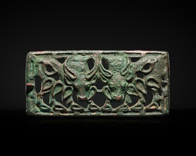 Lot 120 - AN ORDOS ‘TWIN YAK’ BRONZE BELT PLAQUE, 2ND-1ST CENTURY BC