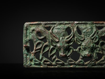 AN ORDOS ‘TWIN YAK’ BRONZE BELT PLAQUE, 2ND-1ST CENTURY BC