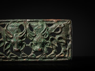 AN ORDOS ‘TWIN YAK’ BRONZE BELT PLAQUE, 2ND-1ST CENTURY BC