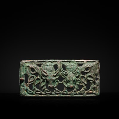 AN ORDOS ‘TWIN YAK’ BRONZE BELT PLAQUE, 2ND-1ST CENTURY BC