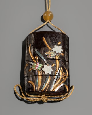 Lot 136 - KORIN: A RINPA-STYLE INLAID THREE-CASE INRO DEPICTING DAFFODILS
