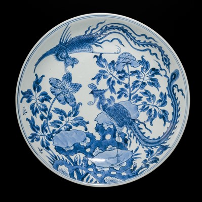 Lot 523 - A BLUE AND WHITE ‘PHOENIX AND PEONY’ DISH, SHENDE TANG MARK, KANGXI PERIOD