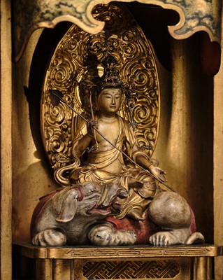 Lot 183 - A FINE GILT-LACQUERED WOOD ZUSHI (PORTABLE SHRINE) HOUSING FUGEN BOSATSU, 18TH CENTURY