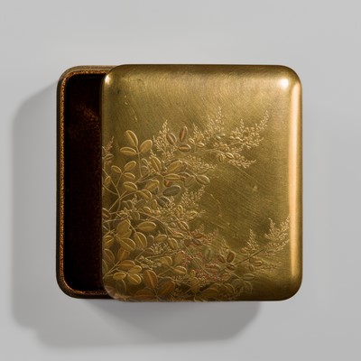 Lot 283 - A FINE LACQUER KOBAKO (SMALL BOX) AND COVER WITH BUSH CLOVER (HAGI)