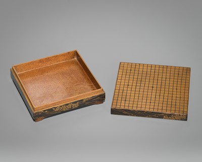 Lot 1562 - A LACQUER KOGO (INCENSE BOX) AND COVER DEPICTING A GO BOARD