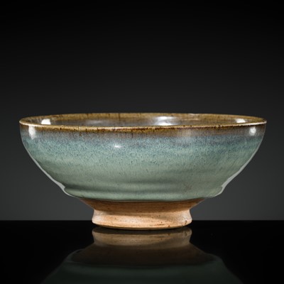 Lot 151 - A FINE JUNYAO BLUE-GLAZED BOWL, YUAN TO MING DYNASTY