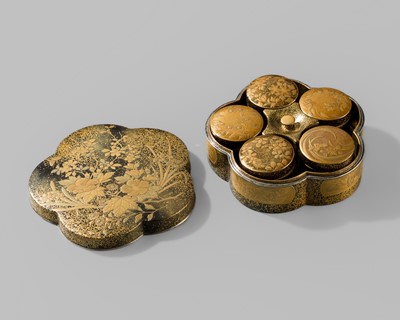 Lot 280 - A RARE AND SUPERB GOLD LACQUER BOX AND COVER CONTAINING SIX KOGO (INCENSE BOXES), FOR THE INCENSE-MATCHING GAME