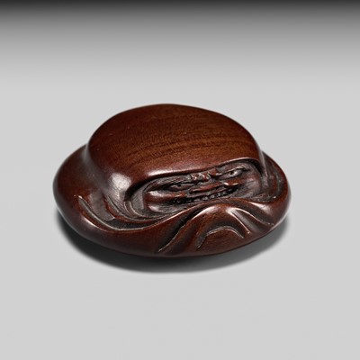 Lot 317 - HOSHUNSAI MASAYUKI: A SUPERB WOOD NETSUKE OF A FLATTENED DARUMA DOLL