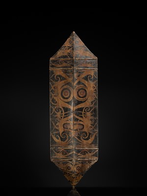 Lot 247 - A KAYAN DAYAK KLAU SHIELD, KALIMANTAN, BORNEO, INDONESIA, EARLY 20TH CENTURY
