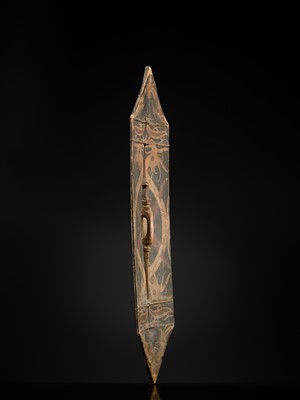 Lot 247 - A KAYAN DAYAK KLAU SHIELD, KALIMANTAN, BORNEO, INDONESIA, EARLY 20TH CENTURY