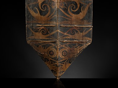 Lot 247 - A KAYAN DAYAK KLAU SHIELD, KALIMANTAN, BORNEO, INDONESIA, EARLY 20TH CENTURY