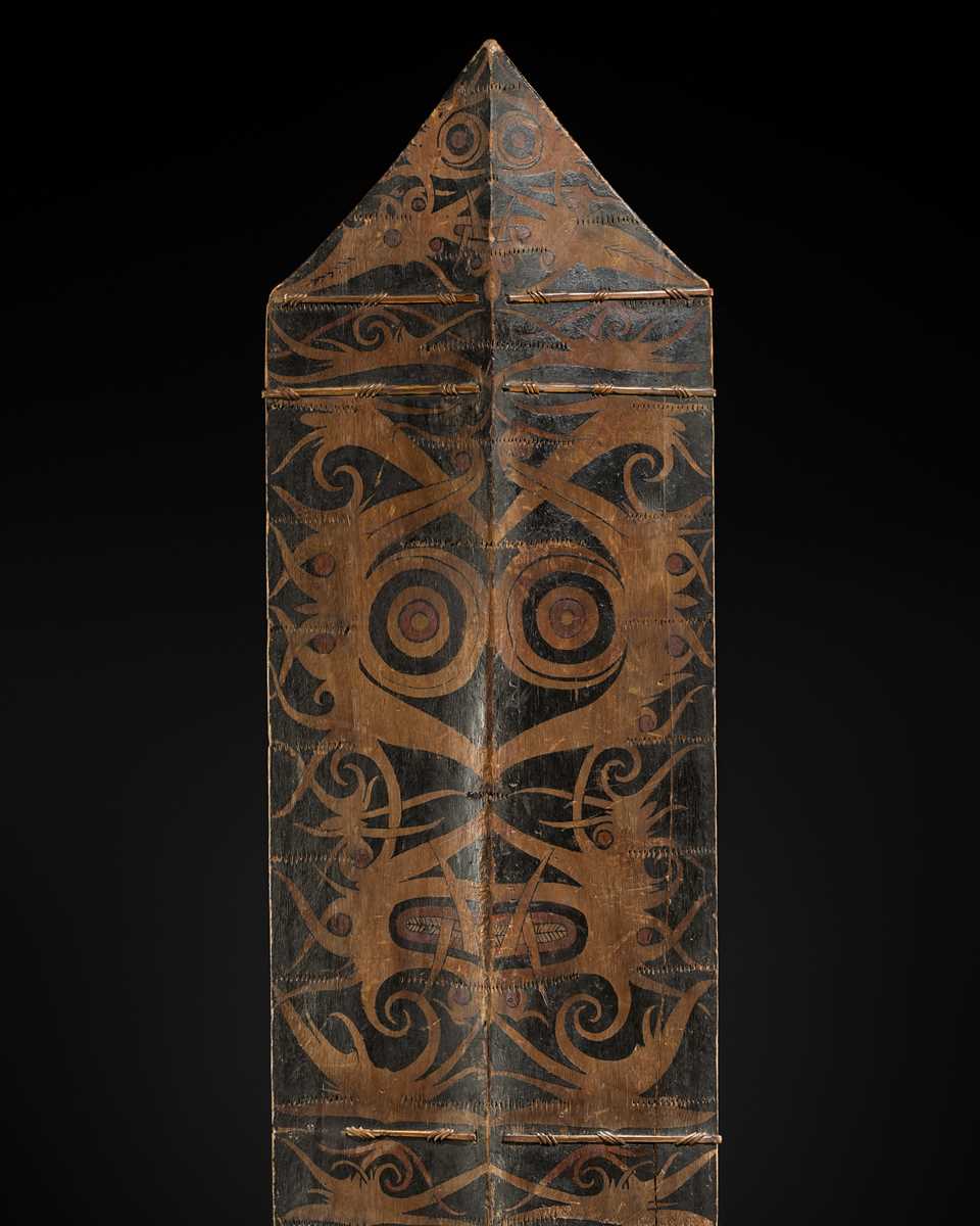 Lot 247 - A KAYAN DAYAK KLAU SHIELD, KALIMANTAN, BORNEO, INDONESIA, EARLY 20TH CENTURY