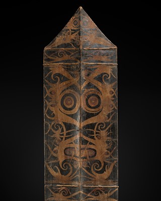 Lot 247 - A KAYAN DAYAK KLAU SHIELD, KALIMANTAN, BORNEO, INDONESIA, EARLY 20TH CENTURY