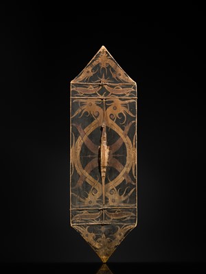 Lot 247 - A KAYAN DAYAK KLAU SHIELD, KALIMANTAN, BORNEO, INDONESIA, EARLY 20TH CENTURY