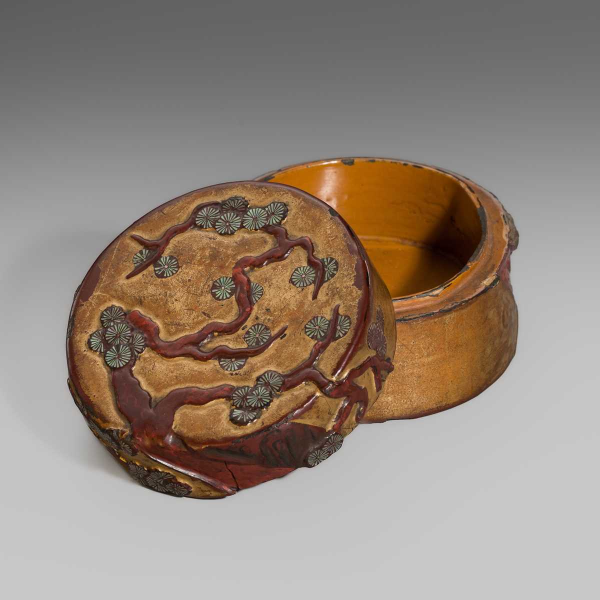 Lot 1561 - A LACQUER BOX AND COVER DEPICTING A PINE TREE