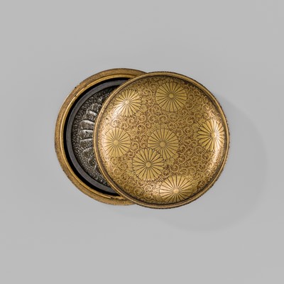 Lot 287 - A RARE MINIATURE KAGAMIBAKO (MIRROR BOX) WITH CHRYSANTHEMUM