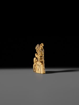 Lot 78 - AN EARLY IVORY NETSUKE OF YASAKU AND HAKUZOSU