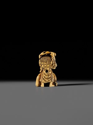 Lot 78 - AN EARLY IVORY NETSUKE OF YASAKU AND HAKUZOSU