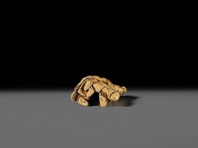 Lot 78 - AN EARLY IVORY NETSUKE OF YASAKU AND HAKUZOSU