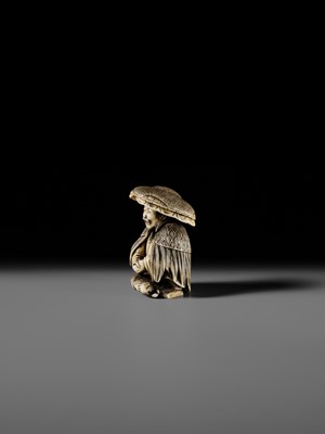 Lot 81 - A FINE IVORY NETSUKE OF MOSO, SCHOOL OF OGAWASARA ISSAI