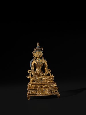 Lot 14 - A GILT COPPER ALLOY FIGURE OF BUDDHA AKSHOBHYA, PROBABLY JONANG LINEAGE, TIBET, 14TH-15TH CENTURY