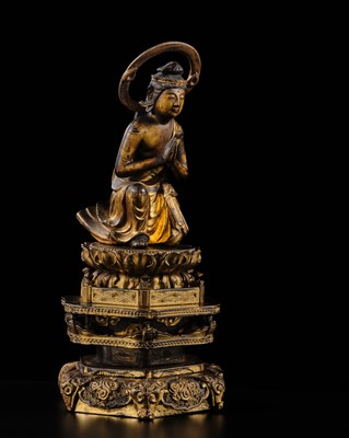 Lot 176 - A RARE GILT-LACQUERED WOOD FIGURE OF THE KNEELING SEISHI BOSATSU, MUROMACHI PERIOD
