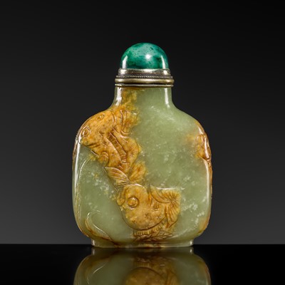 Lot 462 - A YELLOW AND RUSSET JADE ‘GOLDFISH’ SNUFF BOTTLE, MASTER OF THE ROCKS SCHOOL, 1780-1850