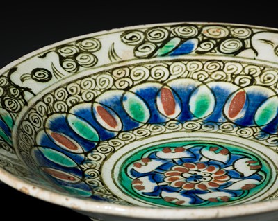 Lot 193 - A RARE IZNIK POLYCHROME POTTERY ‘ABSTRACT’ DISH, TURKEY, CIRCA 1590